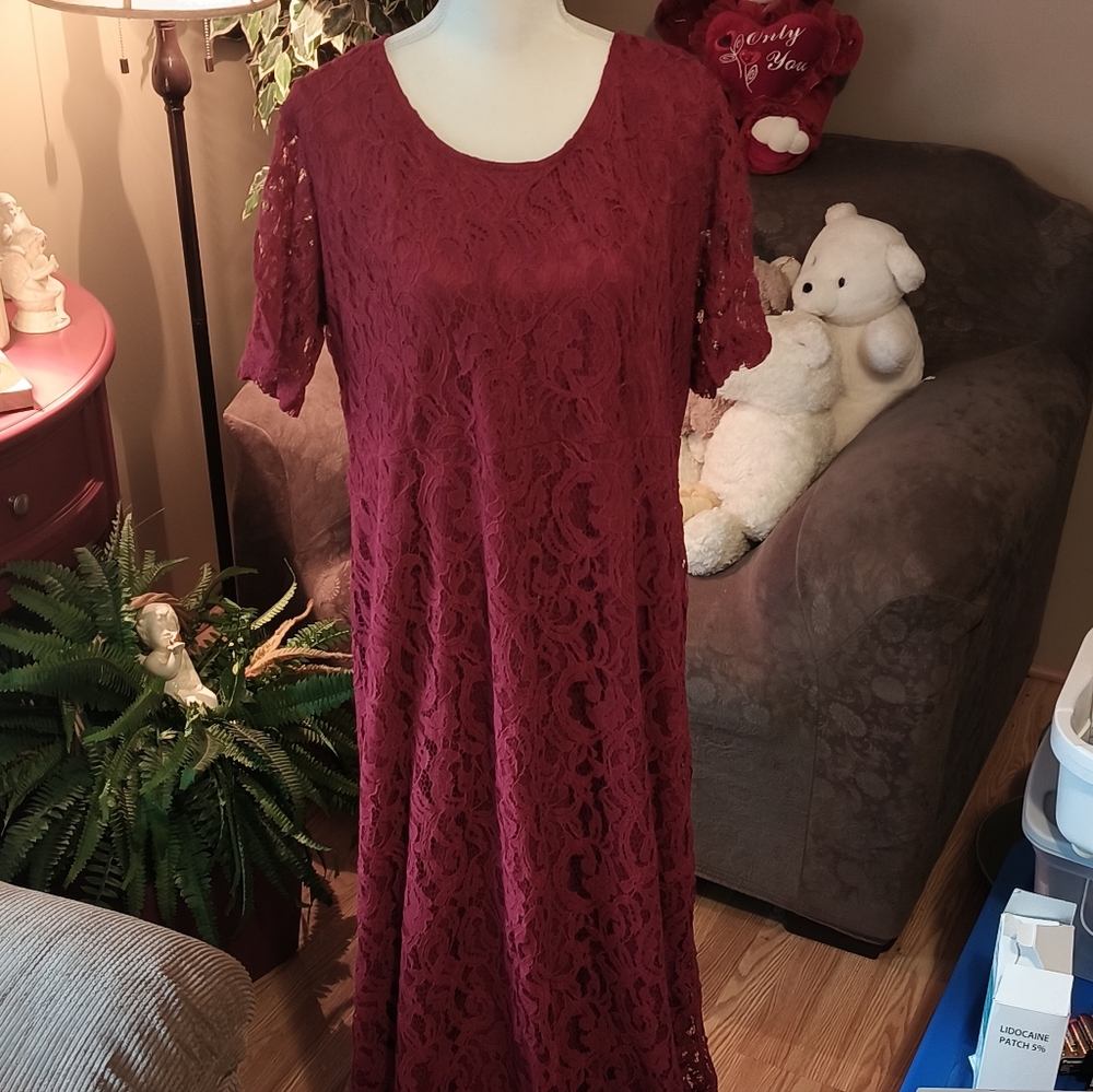 Chic Lace Maxi Dress in Burgundy